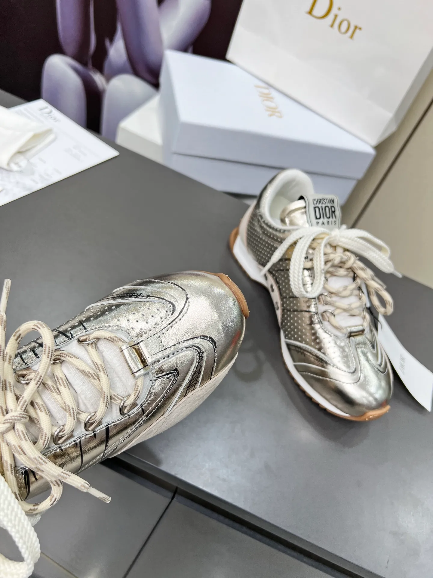 Gold men's shoes 💰580 D-Sketch sneakers are new products in the 2025 spring and summer ready-to-wear series❤️‍🔥❤️‍🔥❤️‍🔥❤️‍🔥, highlighting the classic retro aesthetics. Crafted from gold-toned crinkled sheepskin and gold-toned laminated calfskin 🌹🌹🌹, it features beige suede calfskin panels and double laces. The side is decorated with a handwritten Christian Dior Men's Shoes 💰aris logo🎆🎆🎆, while the heel and tongue are embellished with Christian Dior Men's Shoes 💰aris logo panels and plaques. Paired with two-color thin rubber soles, they look more refined. Size: 35~41 (men’s model is currently available). Color: black, white, gold, silver.